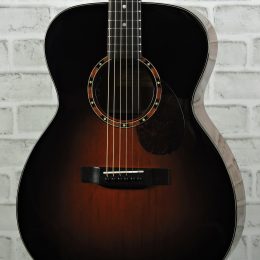 Eastman E2OM-DLX-SB Front Close