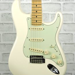 Fender DLX Roadhouse Stratocaster Front Close