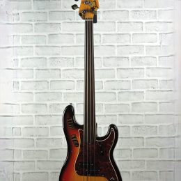 Fender Percision Fretless Bass Front